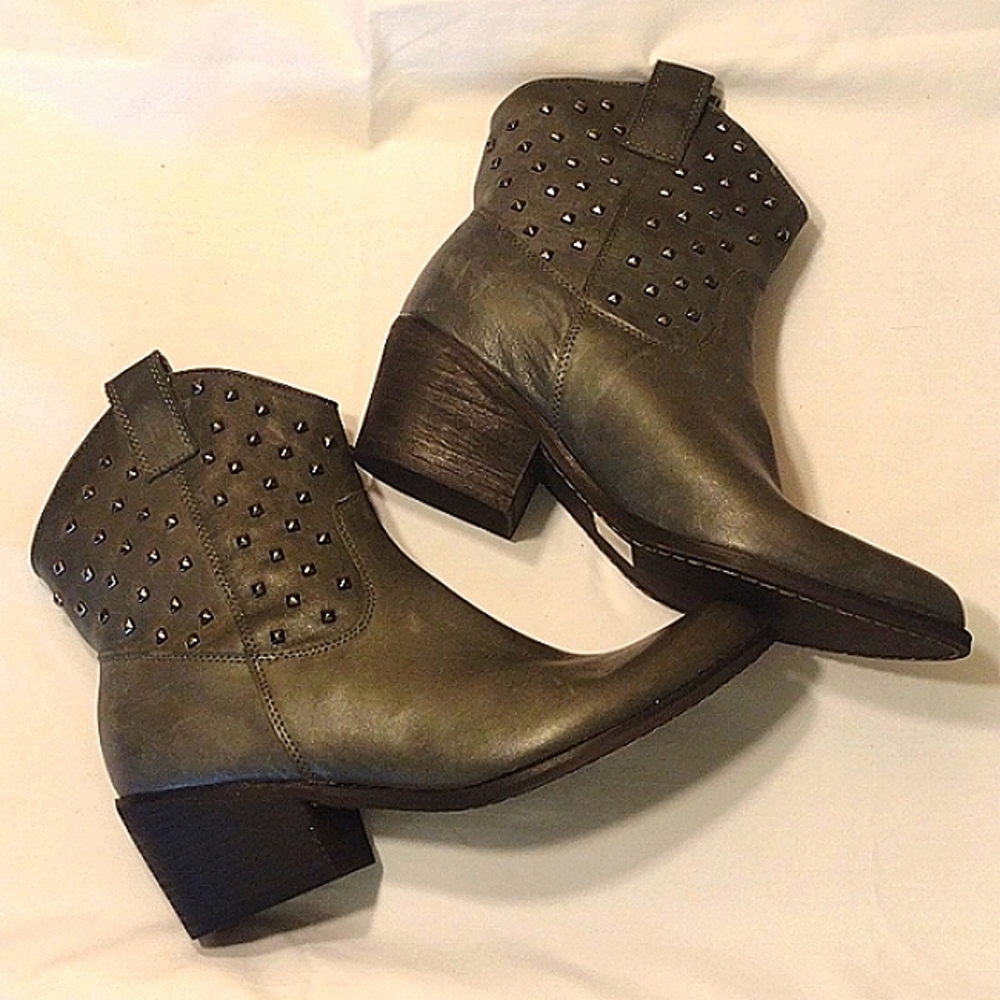 Envy NEVER WORN Studded Boots! Sz7